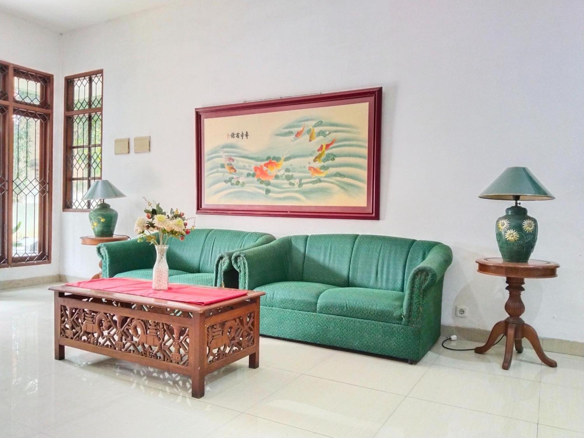 Dekuningan House Guest house *