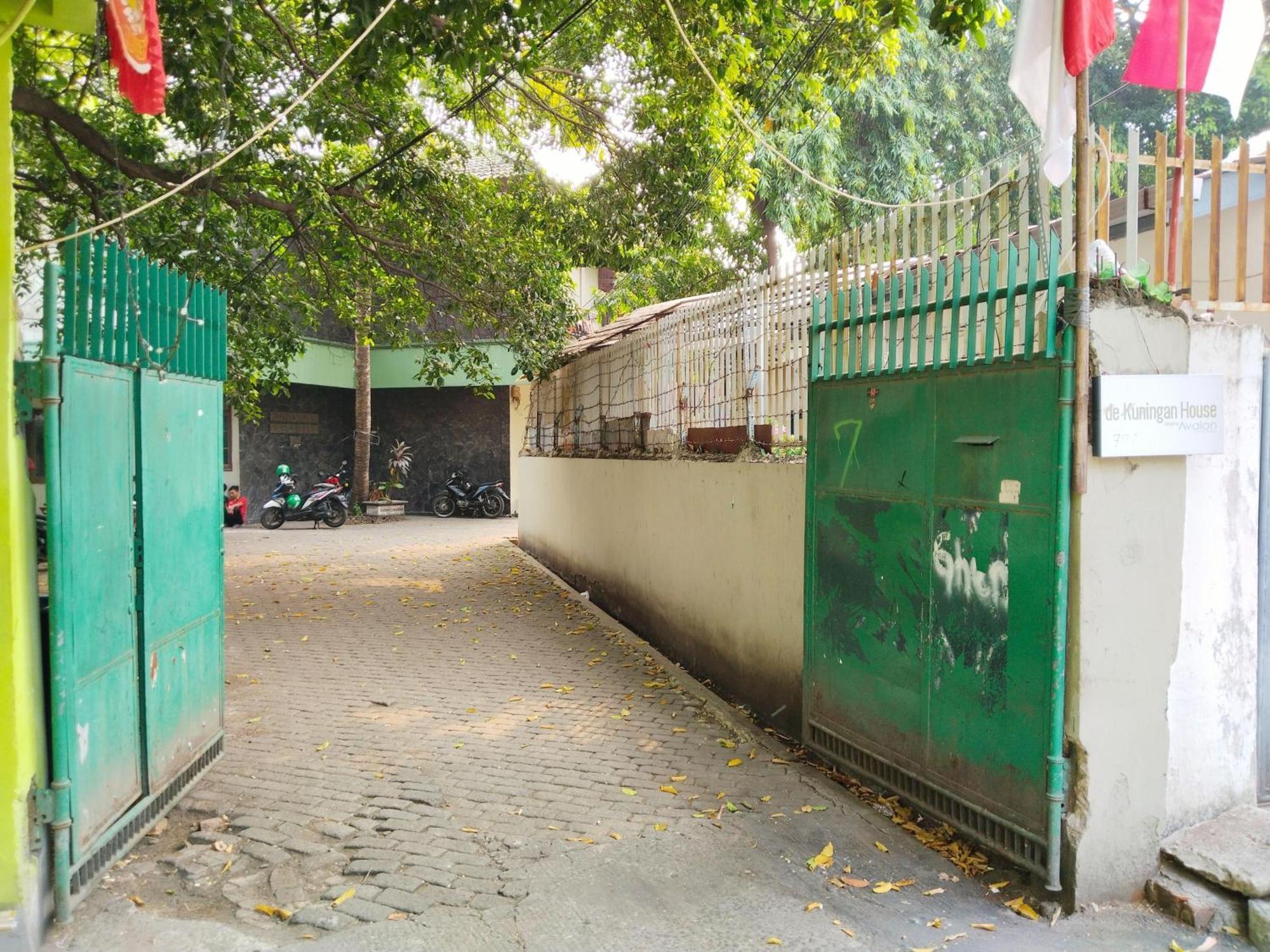 Dekuningan House Guest house *